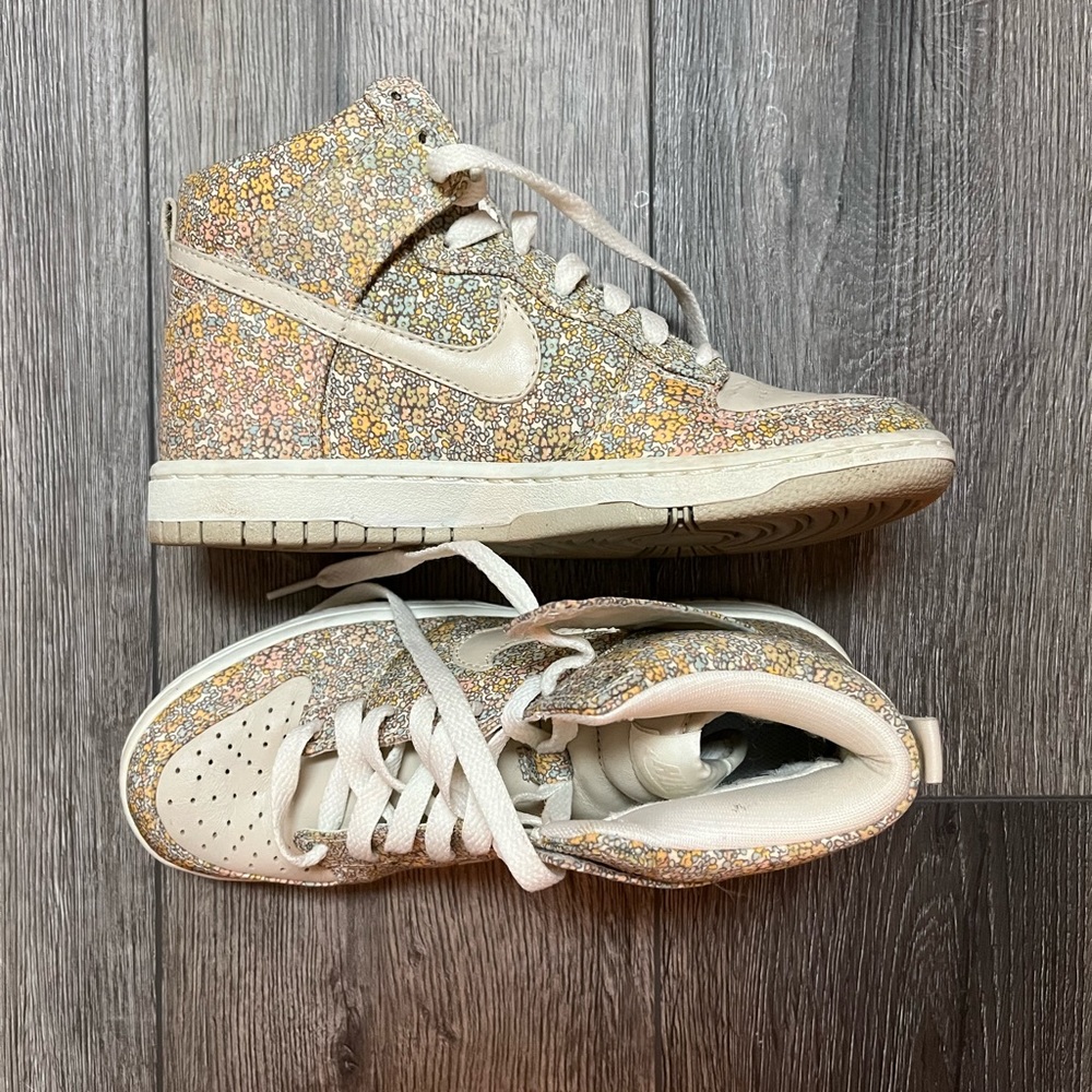 Nike Women’s Dunk sneakers with floral design size 6.5